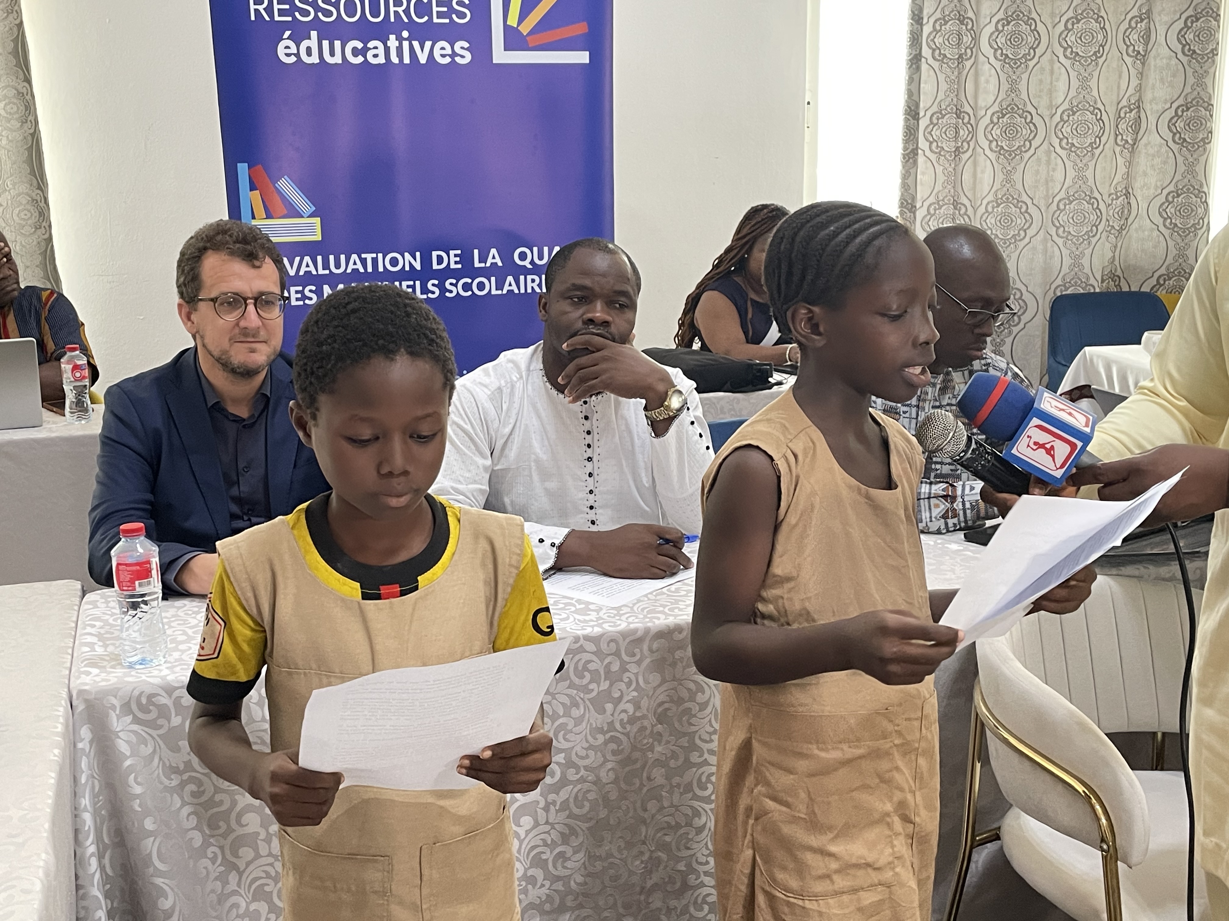 Deux élèves de l’école primaire publique de Dègan-Daho à Port-Novo, Maximlienne M’Po Kouagou et Chancella N’Guekam, en pleine lecture de la Déclaration de Cotonou, Bénin, 27-28 mars 2023